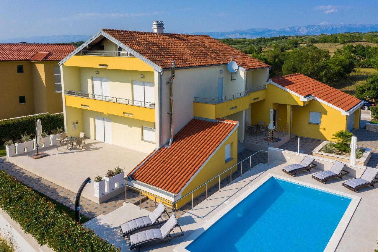Appartement Petra S Bazenom, Rostiljem I Parkingom Zadar