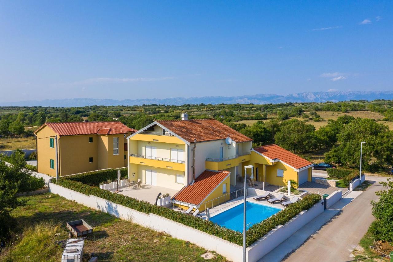 Appartement Petra S Bazenom, Rostiljem I Parkingom Zadar