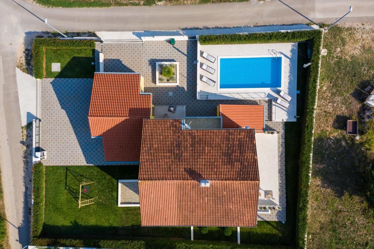 Petra S Bazenom, Rostiljem I Parkingom Appartement
