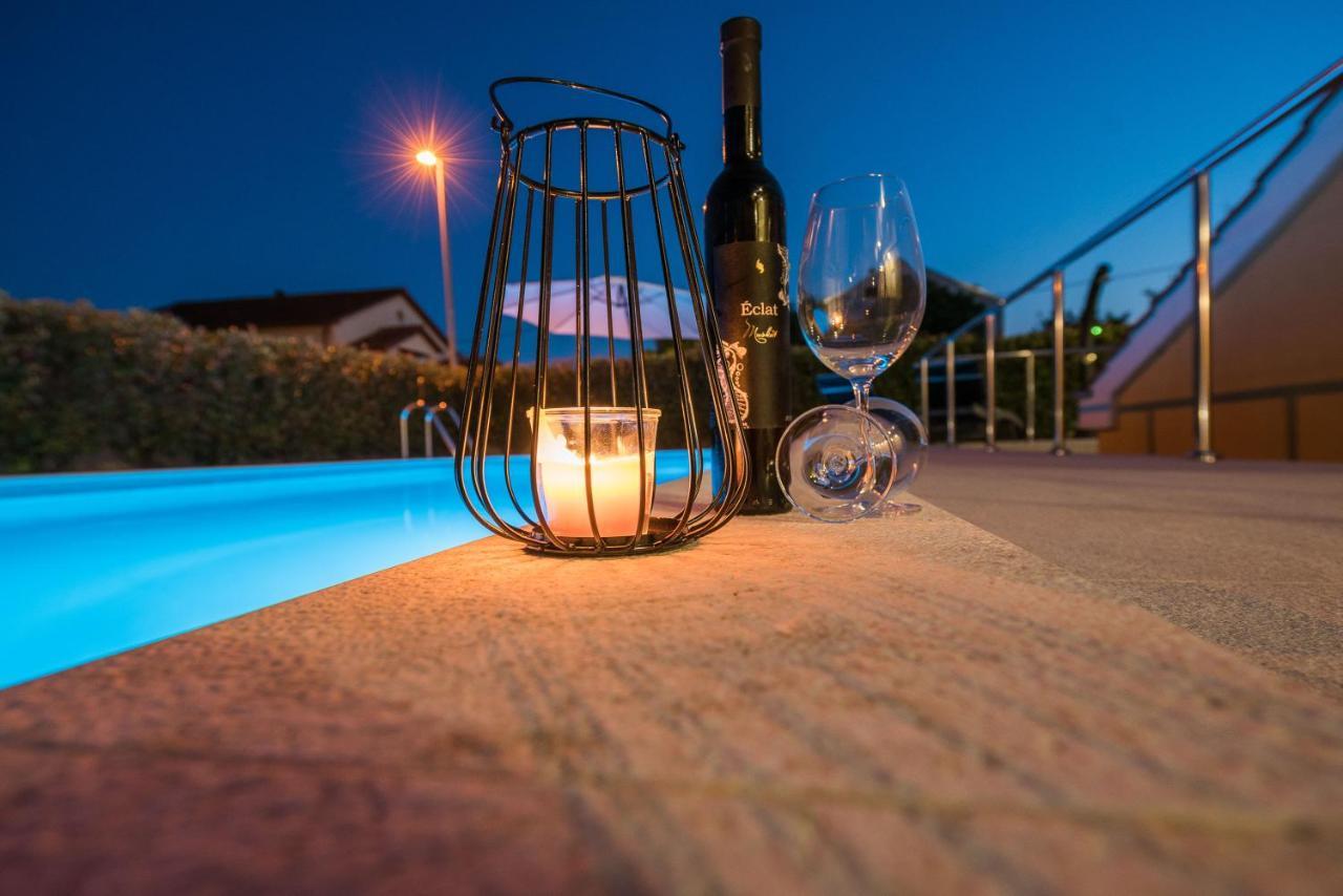 Petra S Bazenom, Rostiljem I Parkingom Appartement