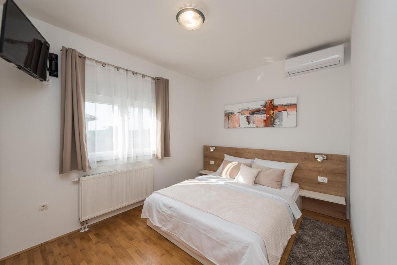 Appartement Petra S Bazenom, Rostiljem I Parkingom