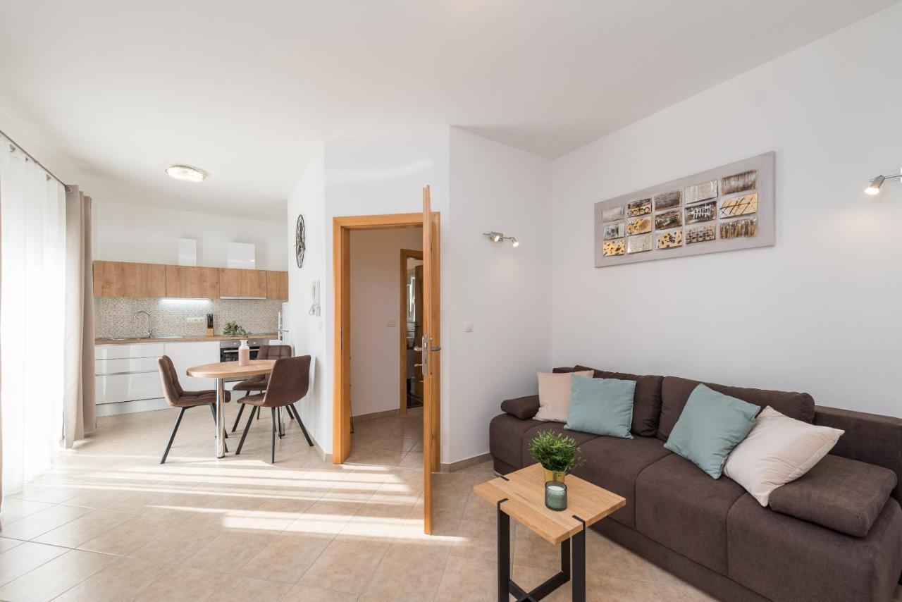 Appartement Petra S Bazenom, Rostiljem I Parkingom *