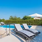 Villa Petra S Bazenom, Rostiljem I Parkingom