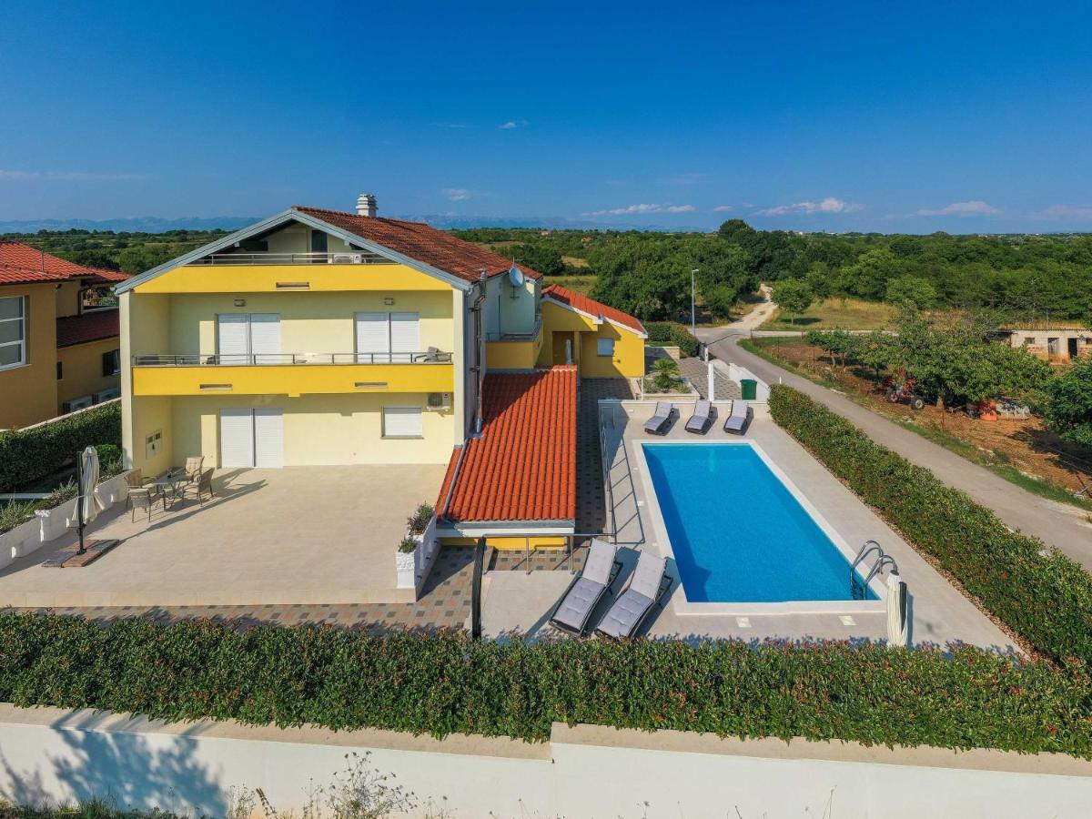 Petra S Bazenom, Rostiljem I Parkingom Zadar