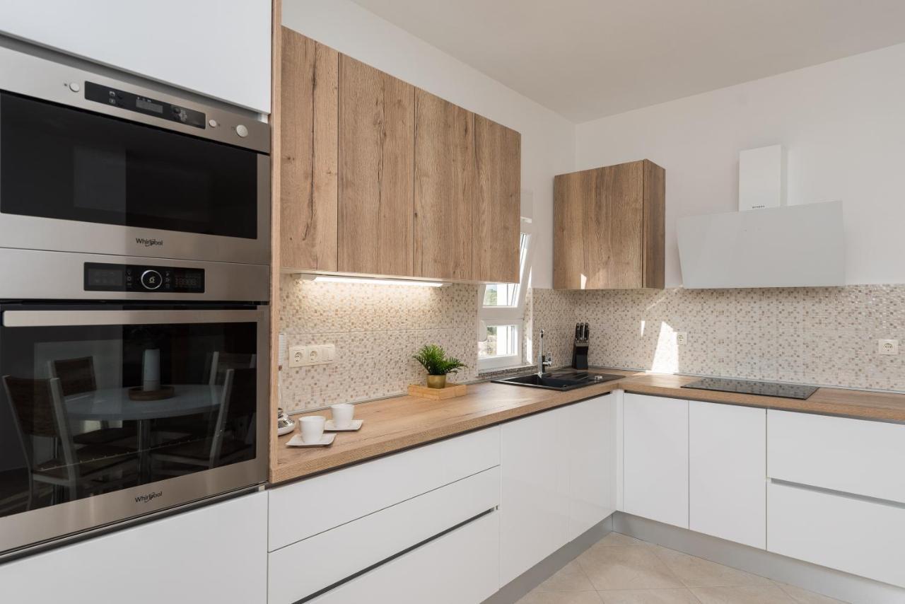 Petra S Bazenom, Rostiljem I Parkingom Apartment