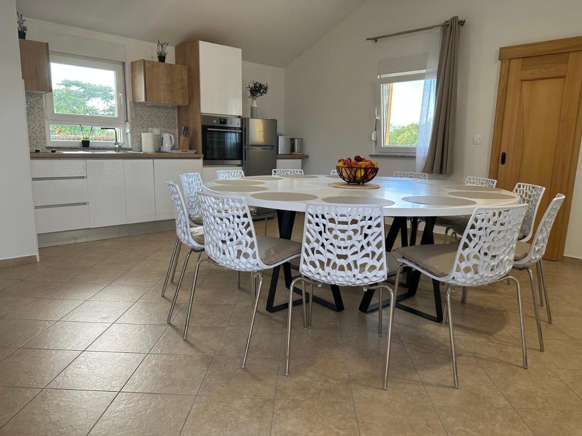 Petra S Bazenom, Rostiljem I Parkingom Apartment Zadar